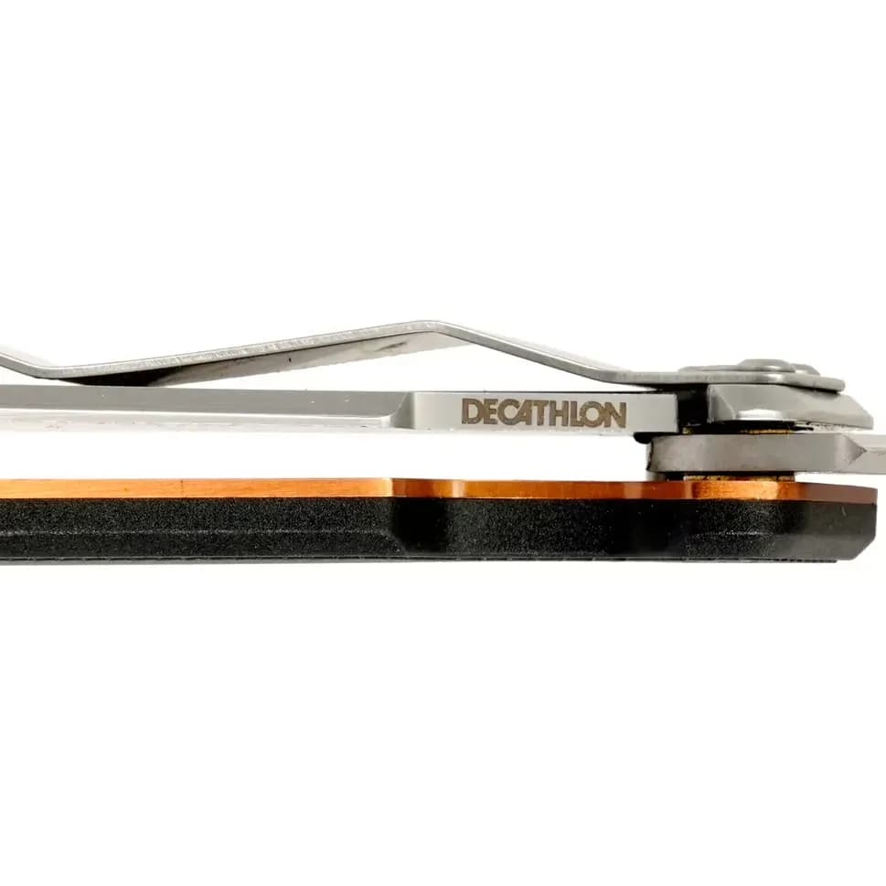 لوگوی DECATHLON روی چاقوی تاشو Solognac Axis 75 Grip V2