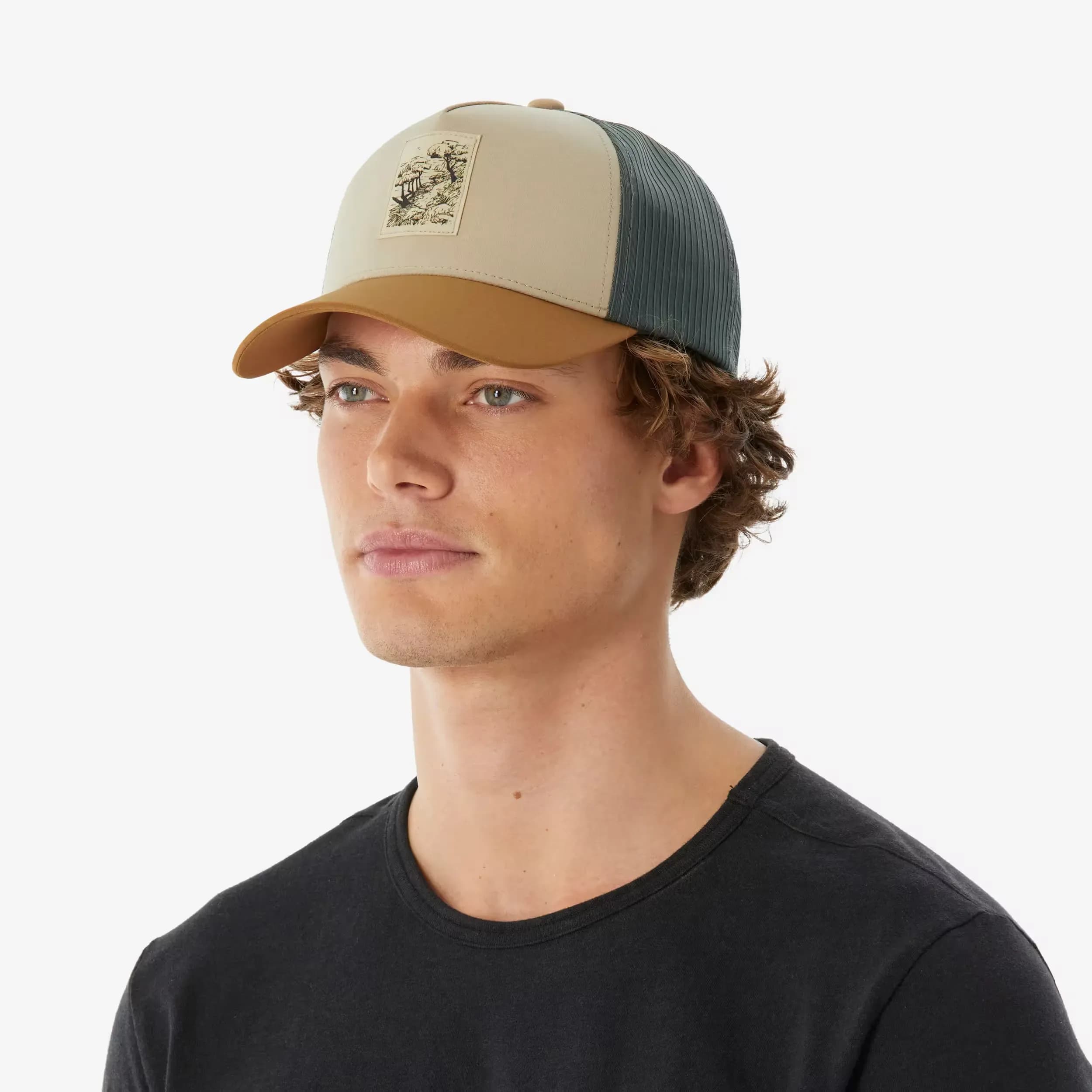 کلاه طبیعت‌گردی فورکلاز Trucker 500 روی سر با طراحی سبک و راحت